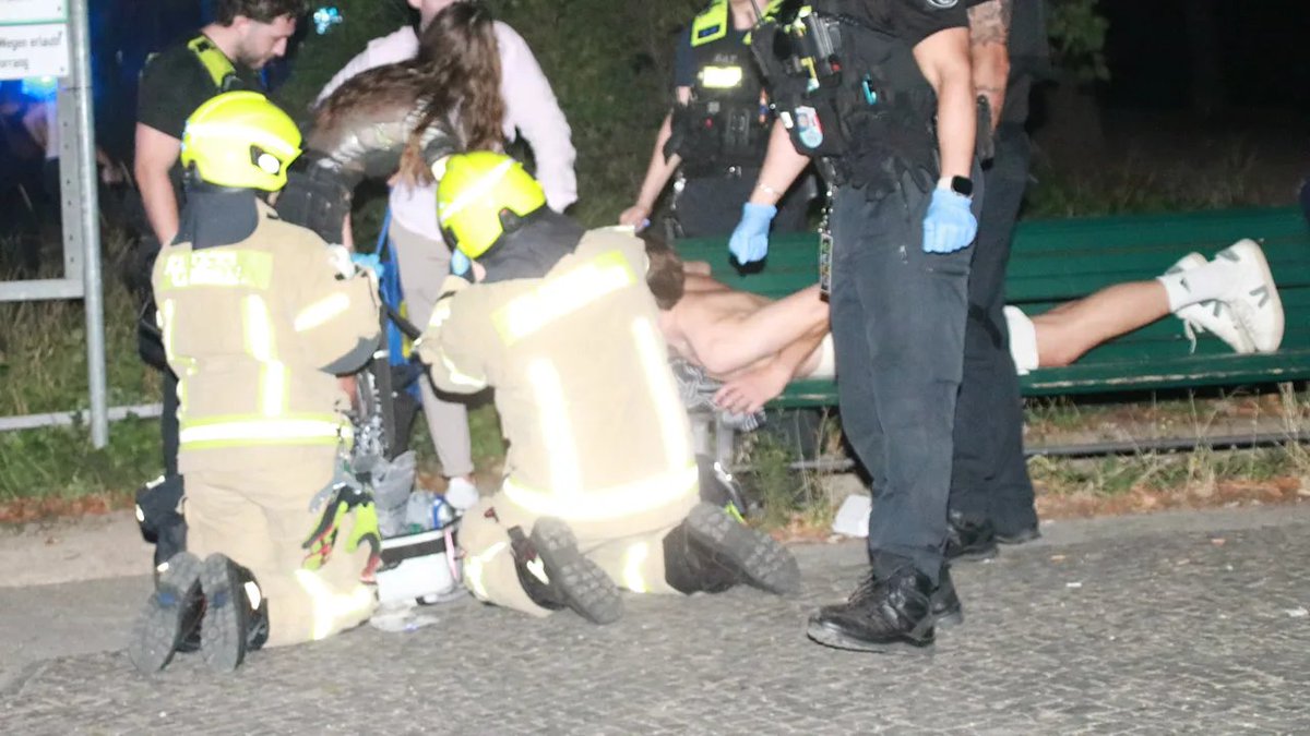 theinformant_x's tweet photo. 🇩🇪 UPDATE — Berlin CSD (Pride) vehicle incident:

Berlin police confirm 1 person killed and 14 injured — several seriously, some with life-threatening injuries — after a white van drove into a crowd near Lennéstraße in the Tiergarten around 10 p.m. Saturday.

Per the police spokesperson (via Bild): the vehicle struck several people, hit a tree, and the male driver then fled on foot. No suspect has been arrested. A large manhunt is underway, with a police helicopter and the GSG 9 special unit deployed. Police say they're withholding details on the suspect for operational reasons.

⚠️ Not confirmed: Bild reports, citing witnesses, that the driver may have left the vehicle armed with a knife. This is a witness account relayed by Bild, not confirmed by police — treat with caution. The cause and any motive remain officially unknown; "Amokfahrt" in German headlines describes the incident, not an established motive.

Sources: Bild (live, on-scene), Berlin Police via Bild

Developing.