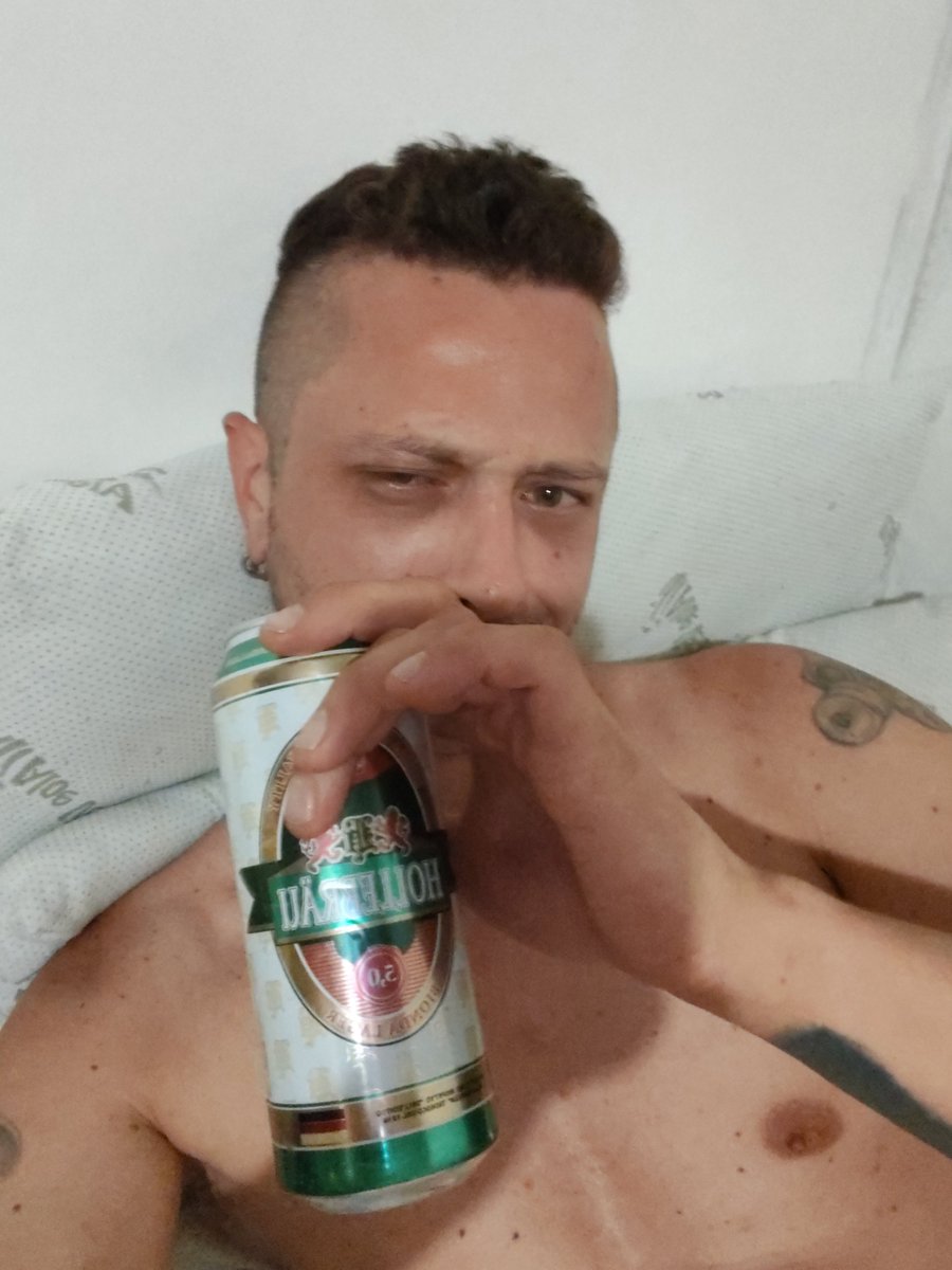 Roberto87699623's tweet photo. hai bevuto birra in tutto io nord Europa! ma nessuna batte la birra scrausa bevuta con gli amici 😂 https://t.co/AEgIOFQZj2