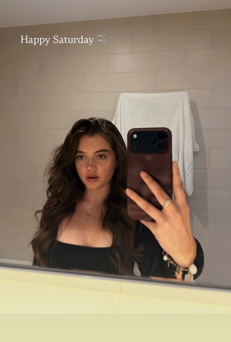 Shansparkks's tweet photo. Essa mulher nao existe, como pode alguém nascer 1 vez e ser tão bonita 😭😭😭 https://t.co/So0Wk9TlqI