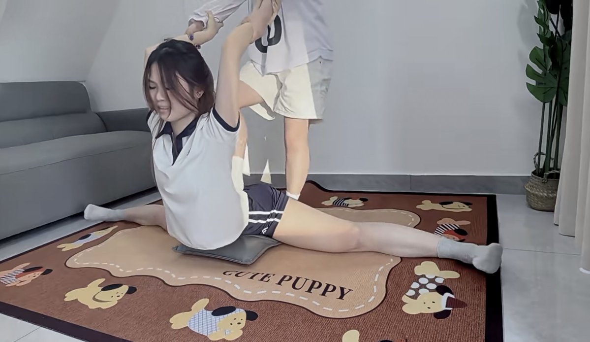 bxdeye's tweet photo. #软开 #舞蹈生 #一字马 #瑜伽
#contortion #flexible #oversplits #yoga
#軟体 #バレエ #ヨガ
#다리찢기 #발레 #발레 #요가 https://t.co/y1BlP55XY0