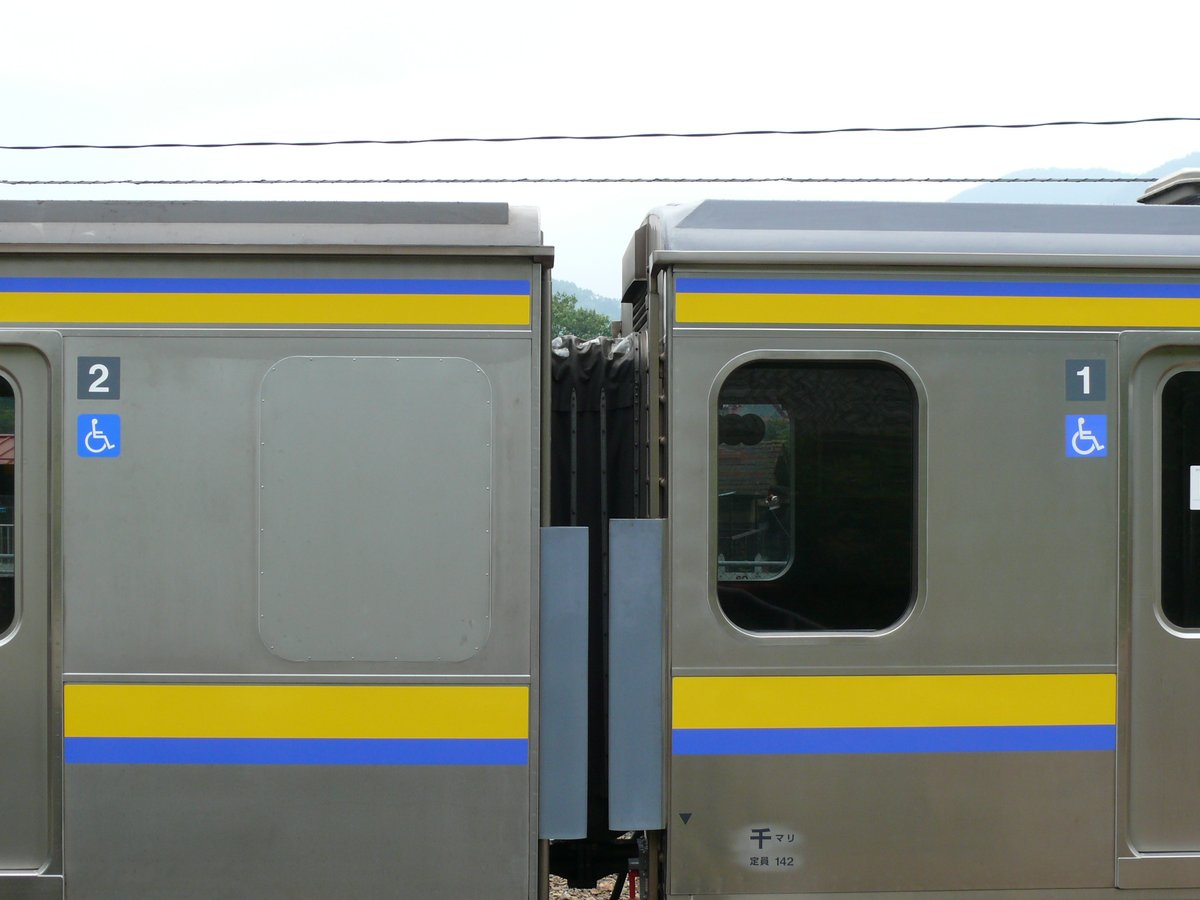 k5otsuzu9k1213's tweet photo. 2009/06/14

房総向けの209系第1編成が配給された時の写真。

113系が元からボロボロの通勤車に置き換えられる事が信じられず。先頭車にトイレの増設を試みるも、自重が軽すぎてバランスが取れず中間車に変更になった事も信じられず・・・ https://t.co/ljon2RIQj9