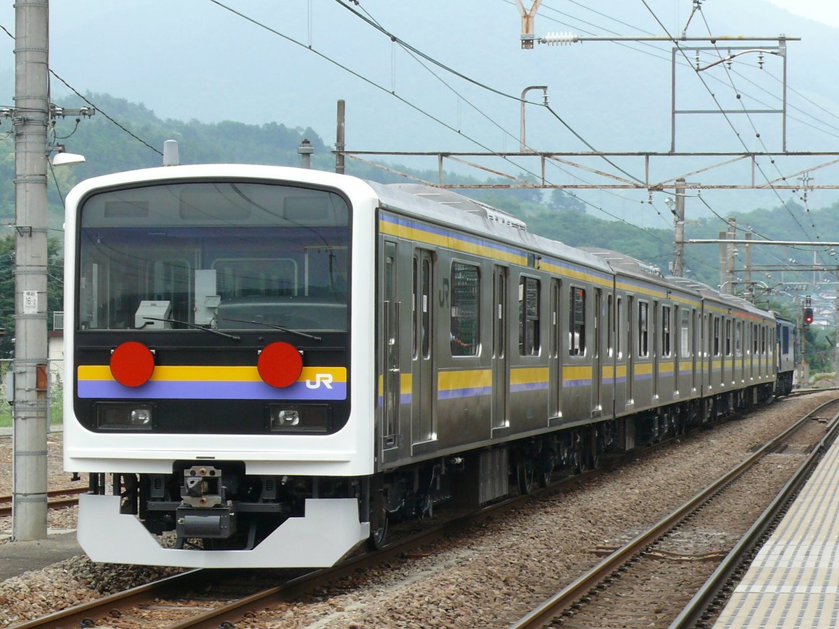 k5otsuzu9k1213's tweet photo. 2009/06/14

房総向けの209系第1編成が配給された時の写真。

113系が元からボロボロの通勤車に置き換えられる事が信じられず。先頭車にトイレの増設を試みるも、自重が軽すぎてバランスが取れず中間車に変更になった事も信じられず・・・ https://t.co/ljon2RIQj9