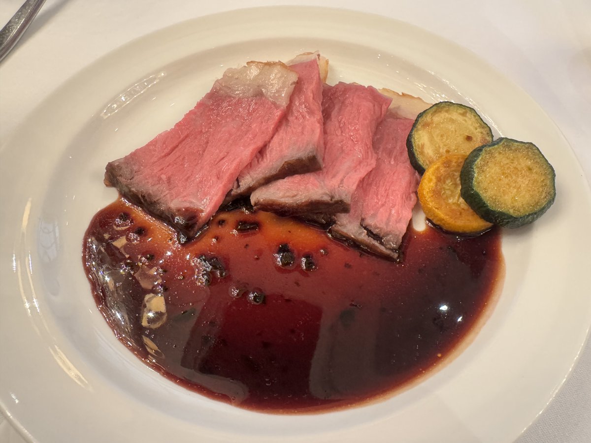 rosetta2105's tweet photo. 今年も旧桜ノ宮公会堂でディナー(ビュッフェ)を食べ、庭園にて花火鑑賞🎆
…だったのだけど、庭園から帝国ホテル側の花火は大きな木が邪魔でハッキリ観れないのが残念σ(^_^;)
お子は暑さにやられて「もうおしまいだよね。かえってコロリンしよ！」と言い出したものの、最後まで楽しんでいましたwww https://t.co/xyai8k3MFf