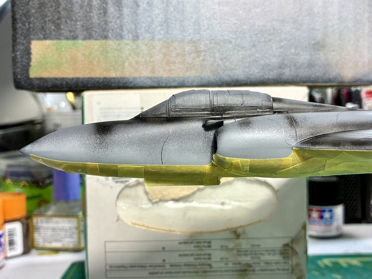 ztz3oo's tweet photo. #Heller 1/72 #Gloster #Javelin T3
マスキング完了。機体下面との境界の角にRがあるのでパンチで抜いたテープの外側を貼り貼り。こんなところまで英国面w https://t.co/umdamAa3e1