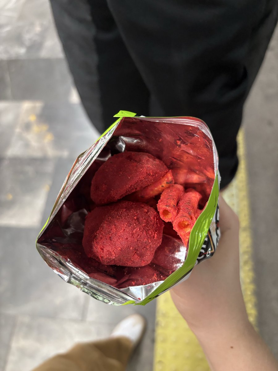 pretzeeelu's tweet photo. Oigan @Doritos_Mx @Doritos @PepsiCoMex @Sabritas @Sabritas_mex 
¿me vendieron Doritos Dinamita o dos ladrillos de chile en polvo? 🥲

Venían dos pedazos compactados de puro sazonador y casi no había Dinamitas. ¿Qué pasó con el control de calidad?
@Profeco https://t.co/xopHlU1F2i