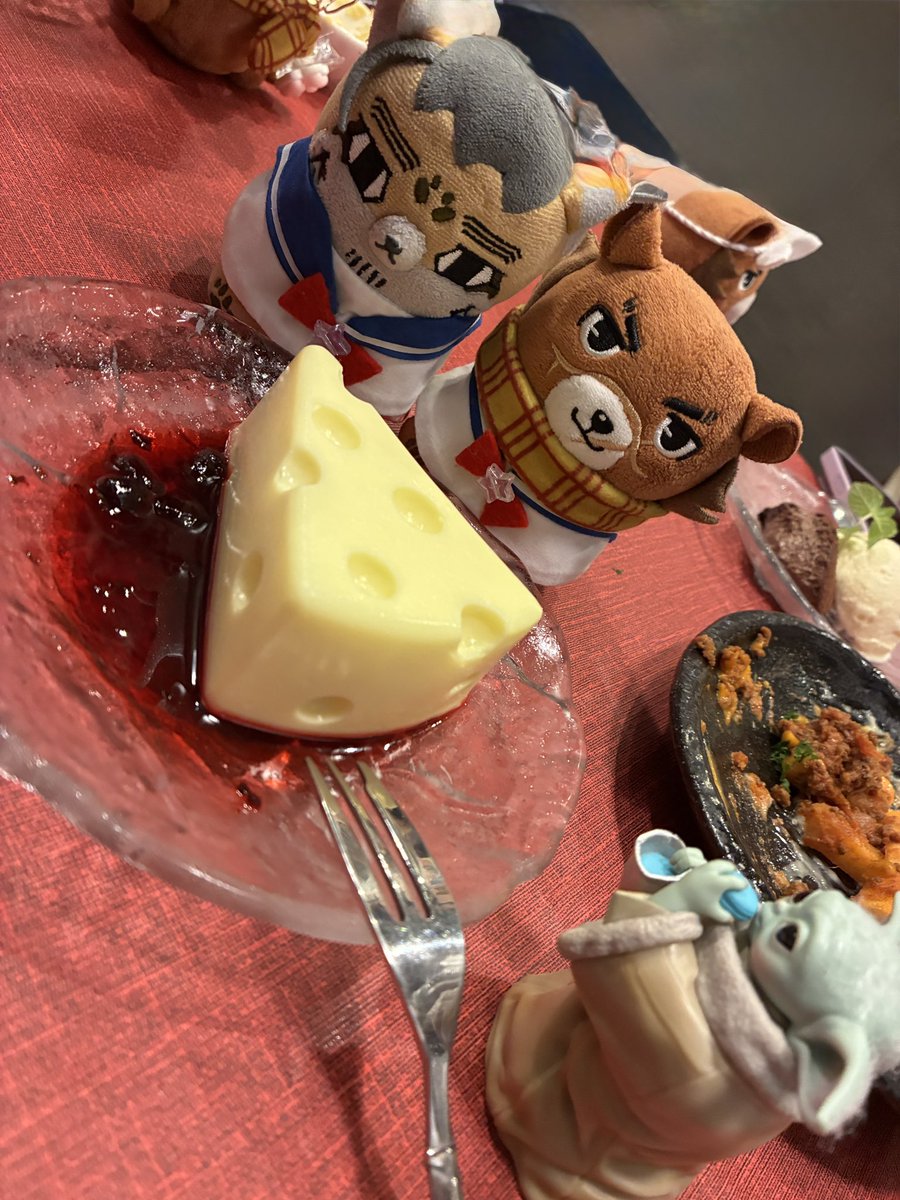 RanA0704's tweet photo. 🐻会メンツでマタギ東京さんのｻｯｸﾗコラボ周年記念セットを食してきた😋
夏野菜のラタトゥイユがさっぱりしてて美味しかったし、イカ飯も柔らかくて美味しかったしヒグマ肉のパテやエゾ鹿のレバぺも間違いなく美味しくて🍺に合う💞
おデザ2種類あって何が出るかわからないドキドキ💓 https://t.co/oUdAdiwaZo