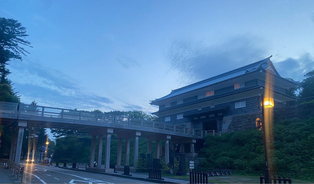 jph_choco's tweet photo. 早朝ランで観光するの好き🏃

誰もいないひがし茶屋街や金沢城のお堀通りなどが夜が明けていく風景を、歴史に思いを馳せながら見れてとても良かった… https://t.co/Zcul6o38Y5