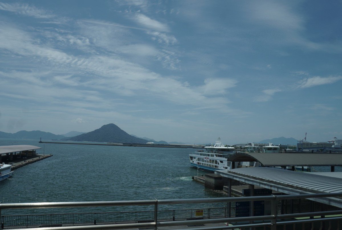 setouchi_hinabi's tweet photo. 港を眺めながら、カレーをいただきます🤤 https://t.co/m5G1c6ZrOX