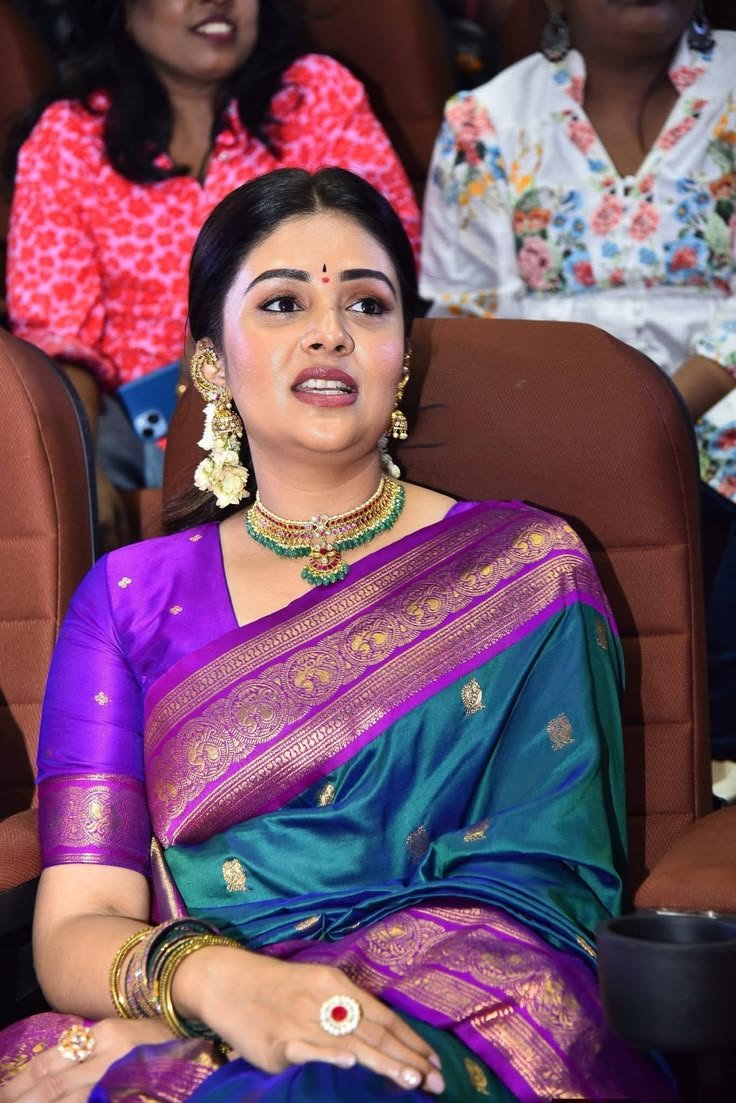 Fanboy010726's tweet photo. Special event in office..
Me:Madam..
Manager madam:Enti santosh
Me:Idugobdi madam mike
Madam:Ipudu endhuku
Me:Mi chethuku kaliga vunte baaledhu madam
Madam:☺️ https://t.co/bhMFr5ArL5