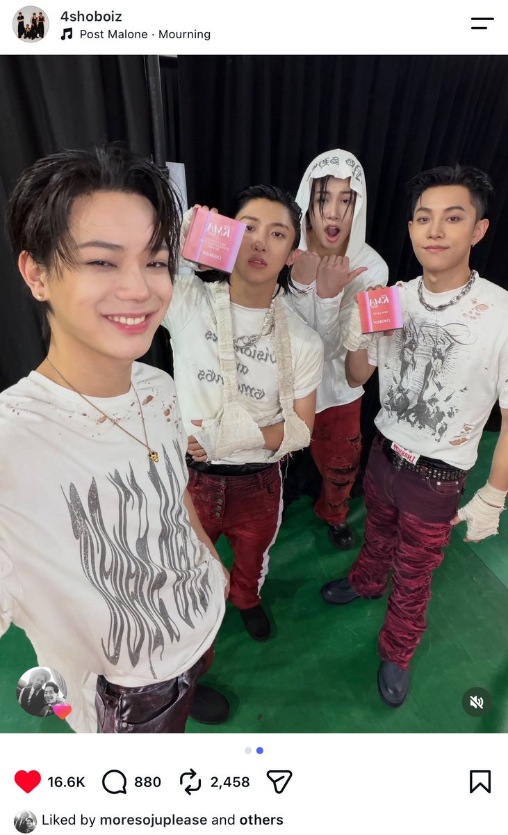 zealot_eye's tweet photo. แล้วรูปที่เจย์ลงเป็นคนละรูปกับที่โอยุลลงในไอจีด้วยอะ เด็กๆ ถ่ายรูปส่งไปอวดพ่อในกรุ๊ปแชตแน่เลย😭😭😭 https://t.co/ZNsbMhxMD7
