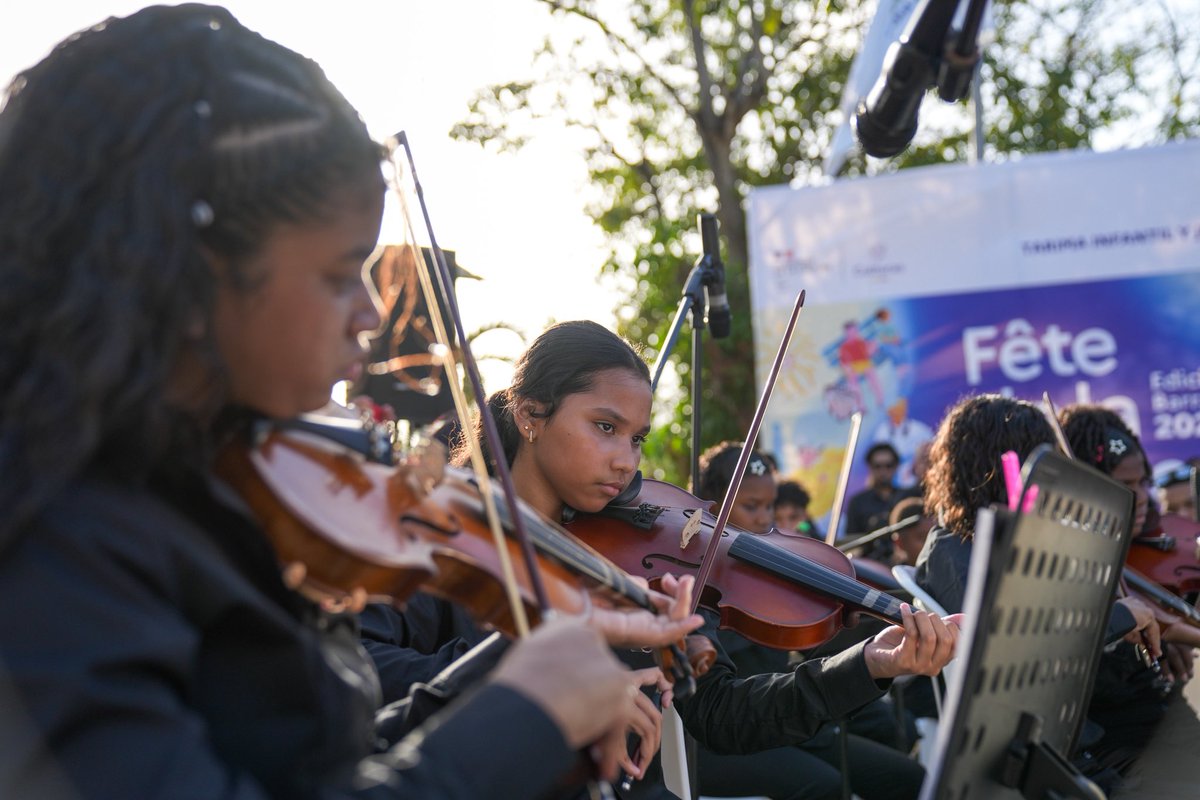 Carnaval_SA's tweet photo. ¡Todos los géneros, una sola fiesta!🎻🥁🎶
Hoy nos unimos a la #FiestaDeLaMúsica, organizada por la @AFBarranquilla, recorriendo los diferentes escenarios donde el talento local e internacional se encuentra para ofrecer conciertos que celebran la diversidad musical. https://t.co/R3HCLTxXpF