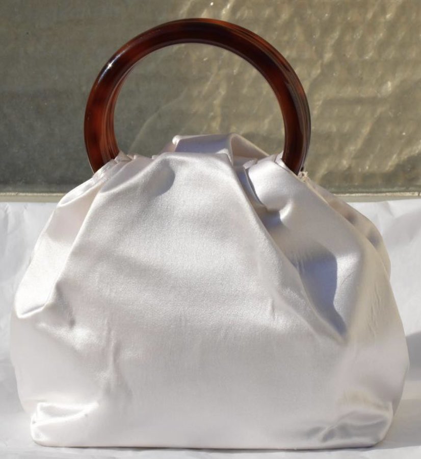 guiltyfog's tweet photo. 使う機会訪れなそうだけどときめいてしまった.

CHANEL
evening white silk camelia embroidery large purse bag https://t.co/SXNL59ZCHP