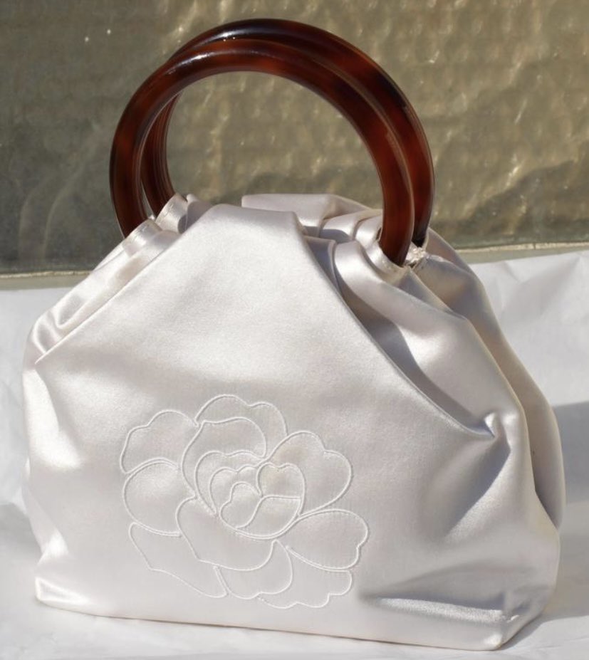 guiltyfog's tweet photo. 使う機会訪れなそうだけどときめいてしまった.

CHANEL
evening white silk camelia embroidery large purse bag https://t.co/SXNL59ZCHP