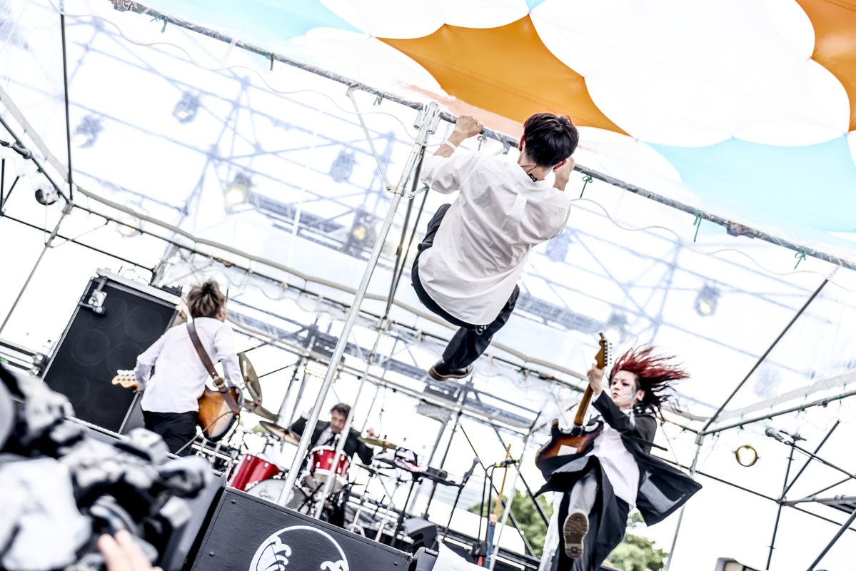 murofes's tweet photo. 【 #ムロフェス2026レポ 】

クールすぎる黒スーツに身を包み、海RIGHTステージを開幕させたのはLACCO TOWER。
「続いたんじゃなくて続けた」
ラッコにも盟友バンドたちにも、ムロフェスにも通ずるvo.松川のその言葉は、優しく、でもずしんと響く。間違いなく最高密度の1日が始まった。

pic @kouhey0622
#murofes