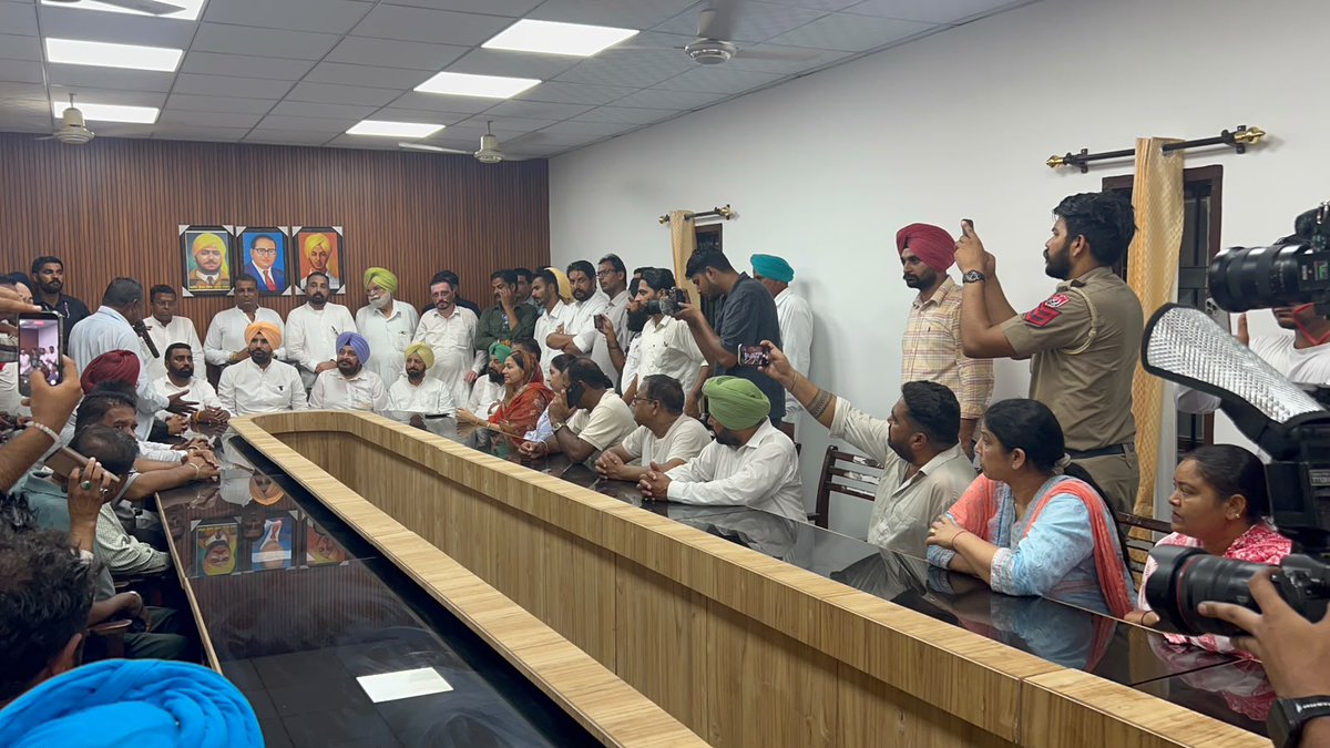 BadlaKaur's tweet photo. Under the leadership of @INCPunjab President @RajaBrar_INC ji joined the protest of sanitation workers in Sunam. The brutal lathi-charge on sanitation workers, including women, by the Bhagwant Mann government and Punjab Police is unacceptable. https://t.co/bJIOgjKxgE