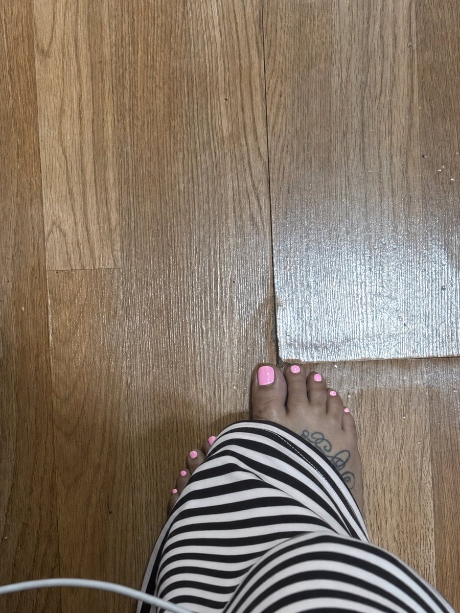 mzpixieeee's tweet photo. Y’all like feet? https://t.co/1nbiwqz3mB