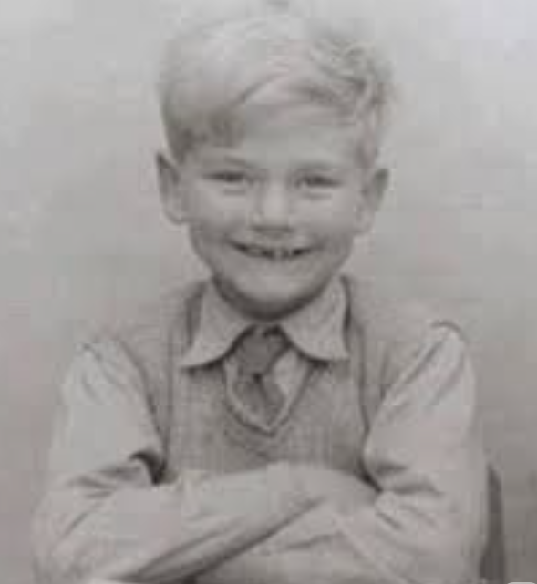 Guitarbizon's tweet photo. Do YOU recognize this rocker? https://t.co/1lIikfYpEt