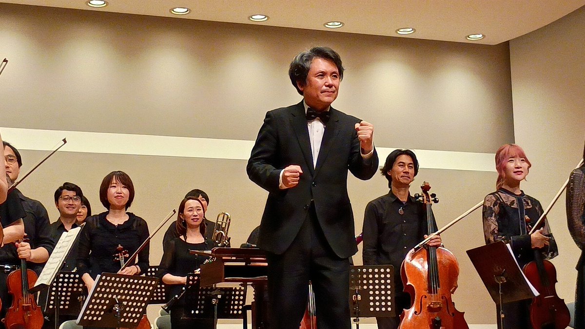 Ogham_Stichgeh's tweet photo. 例えばアフターバーナーの曲なんかは「ここは後ろから敵ミサイルが来てるから!緊迫感と焦りを表現して!」などと指示しながら練習されたんだろうか。
そんな感じの「譜面をなぞって弾いてる」ではなく「ゲームを熱く表現している」感が伝わる演奏なんですよ!
#NJBP https://t.co/KH5hpKMNBi