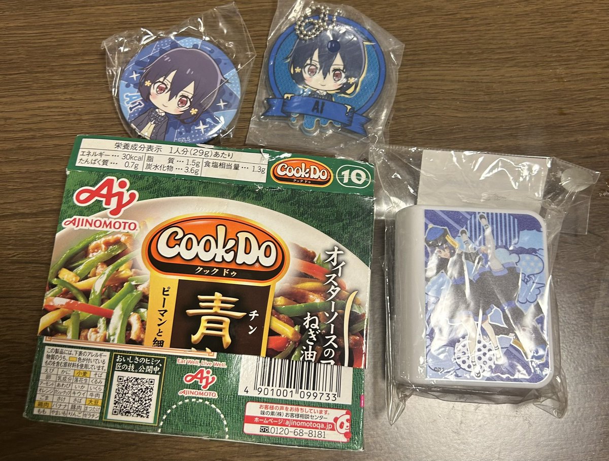 maple_pall3's tweet photo. テープカッター、缶バッジ、アクキー買って届いたら
バッジとアクキーはチンジャオロースの箱で包装されてて最初は吹き出したけど
自炊してるし資源も再利用してて偉い https://t.co/x9oDfRJxIZ
