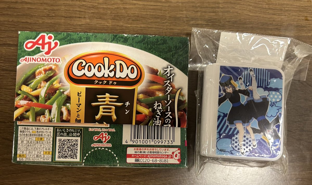maple_pall3's tweet photo. テープカッター、缶バッジ、アクキー買って届いたら
バッジとアクキーはチンジャオロースの箱で包装されてて最初は吹き出したけど
自炊してるし資源も再利用してて偉い https://t.co/x9oDfRJxIZ