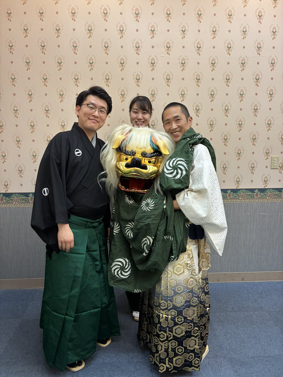 katunaruca's tweet photo. おはようございます☀

昨日は浅草演芸ホールの出番の後、浅草ビューホテルにて獅子舞と曲芸をしました

花火大会のお客様たくさんいました🎆

夏ですねぇ

8月1日まだ席があるので夏の思い出にいかがですか🎆

https://t.co/rA0nXNZqEO

#翁家勝丸 #翁家丸果 #太神楽 #三遊亭鬼丸 #春風亭一蔵 https://t.co/d65Ksl965O
