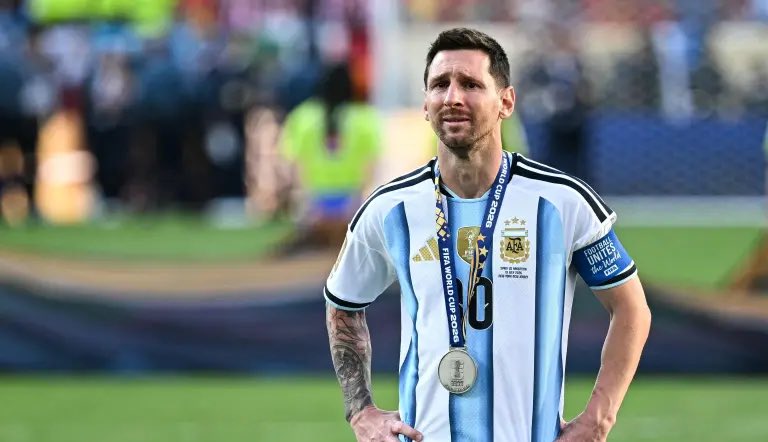 AdrianB016's tweet photo. @ElianYkpz @SomosAnalistas_ Los arjentinos cuando tiene que jugar fútbol no juegan// cuando tienen que pegar no pegan
NO SIRVEN PARA NADA. https://t.co/cMljC1VKHR