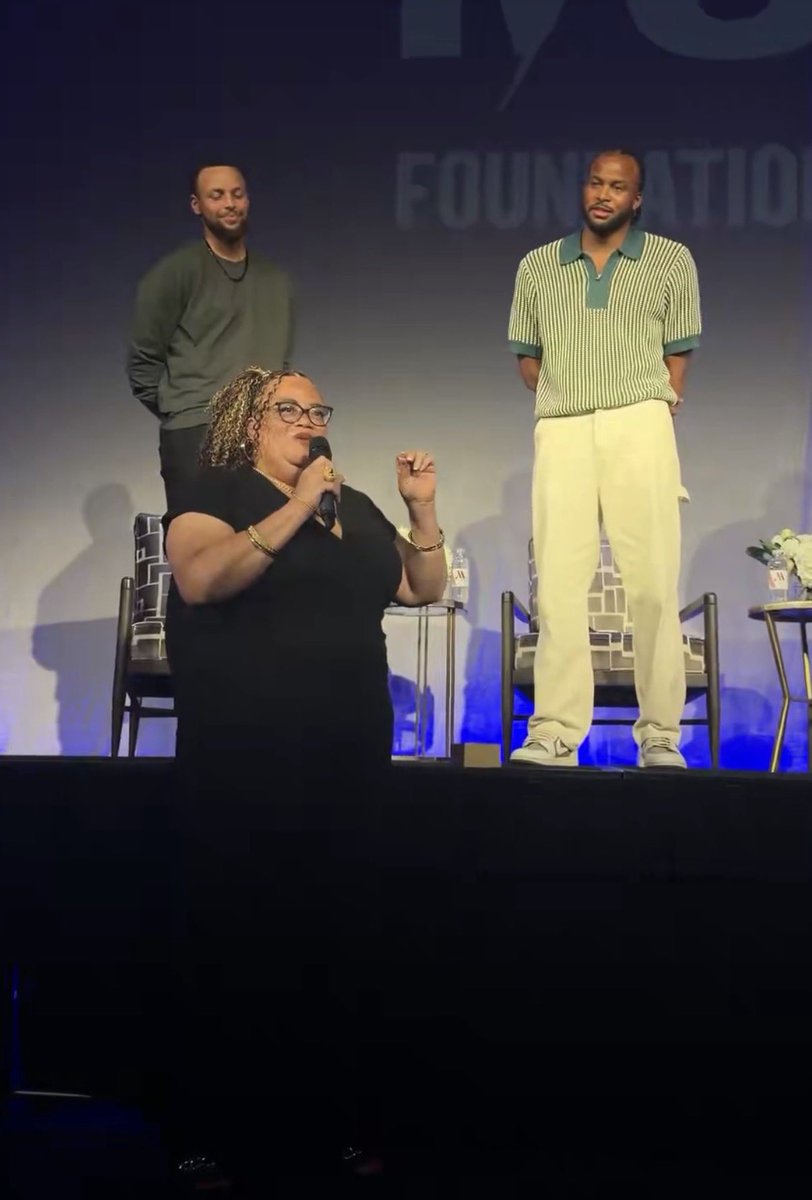 WarriorsLatam_'s tweet photo. Rona Moody, madre de Moses, sobre Stephen Curry y su presencia en el evento benéfico que organizó Moses Moody:

“La gente dice que nunca hay que conocer a tus ídolos, todo el mundo sabe por qué: no querés llevarte una decepción. Mucha gente cree que conoce a Steph y piensa que es una persona increíble. Te lo prometo, él es mucho mejor persona de lo que vos crees, lo digo desde el corazón de una madre, esto es verdad. Gracias por venir a estar aquí con nosotros, lo apreciamos mucho”.

🥹🫡