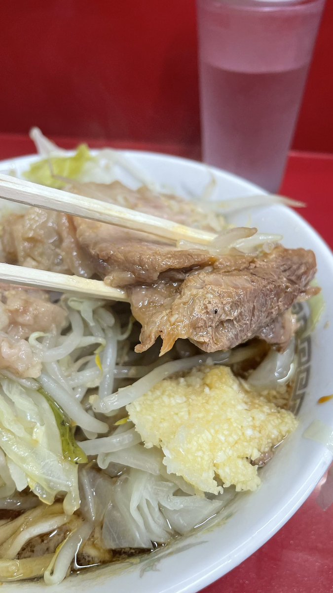 eht20336's tweet photo. いつかのランチ🍜
ラーメン二郎越谷店@越谷市
ラーメン小少なめ
ニンニクアブラ
初訪麺…土曜日営業でようやく凸撃出来ました‼️
開店直後7.8人の並びに接続30分程で入店
非乳化スープは少し塩っぱめな感じ😅
ニンニクアブラ補給出来ました👍
ご馳走様でした🙇‍♂️ https://t.co/hFGO70Td2f