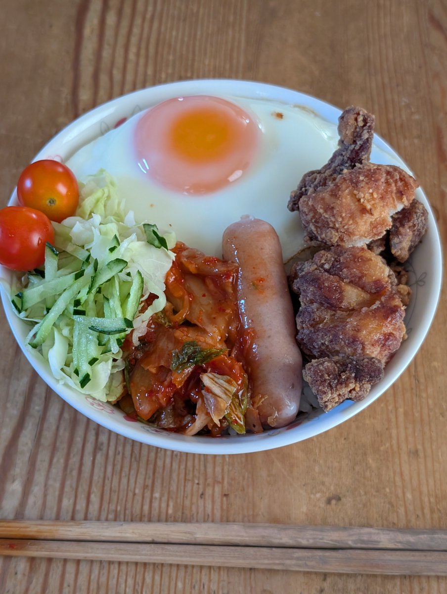 Zke9A's tweet photo. はい、朝ごはん。

目玉焼き丼🍳😏👍 https://t.co/oEuhJu2r3j