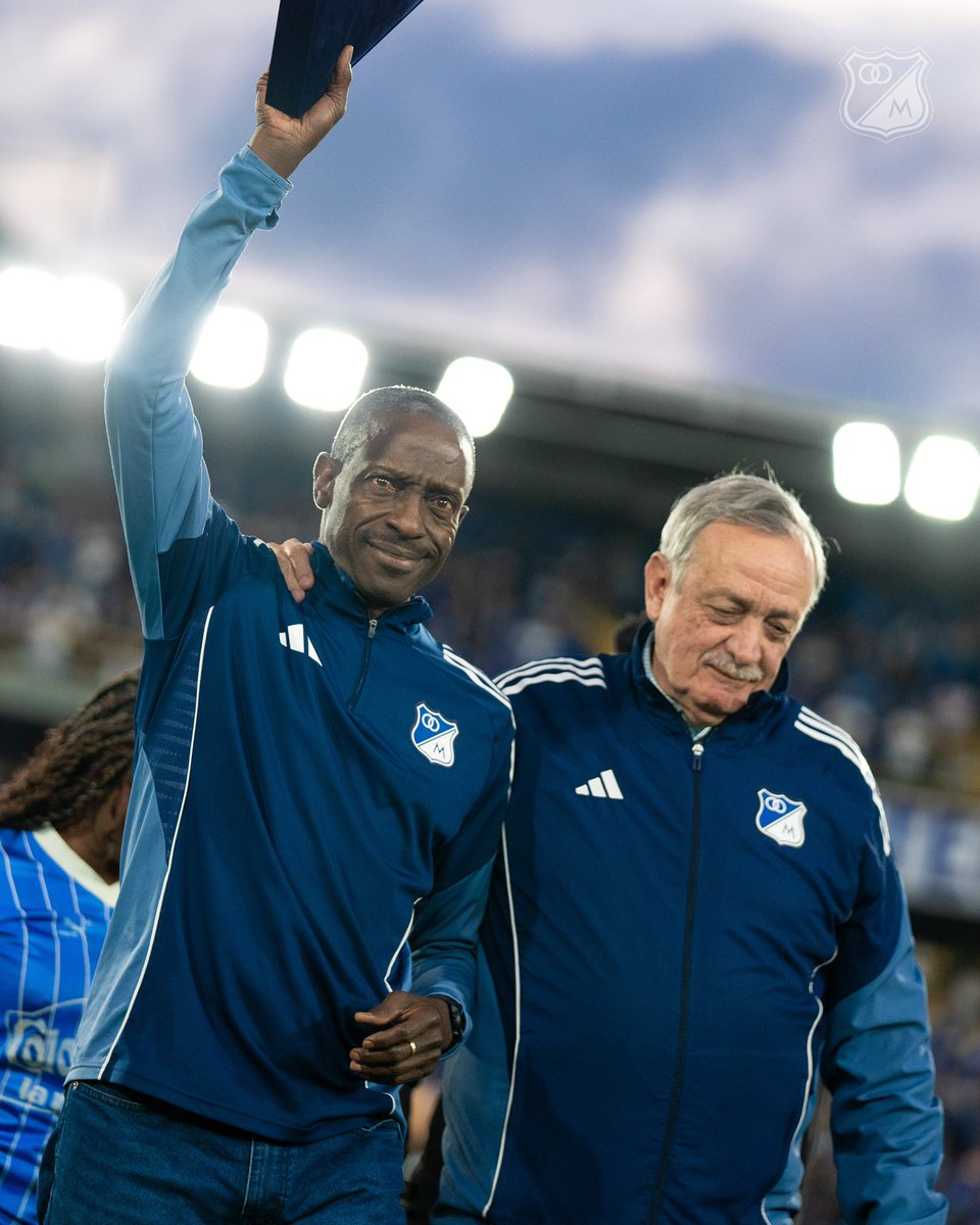 MillosFCoficial's tweet photo. Saque de Honor otorgado al profesor Cerveleón Cuesta Delgado por su invaluable legado, lealtad y entrega incondicional a nuestra institución. Ⓜ️ https://t.co/f8CiomgSck