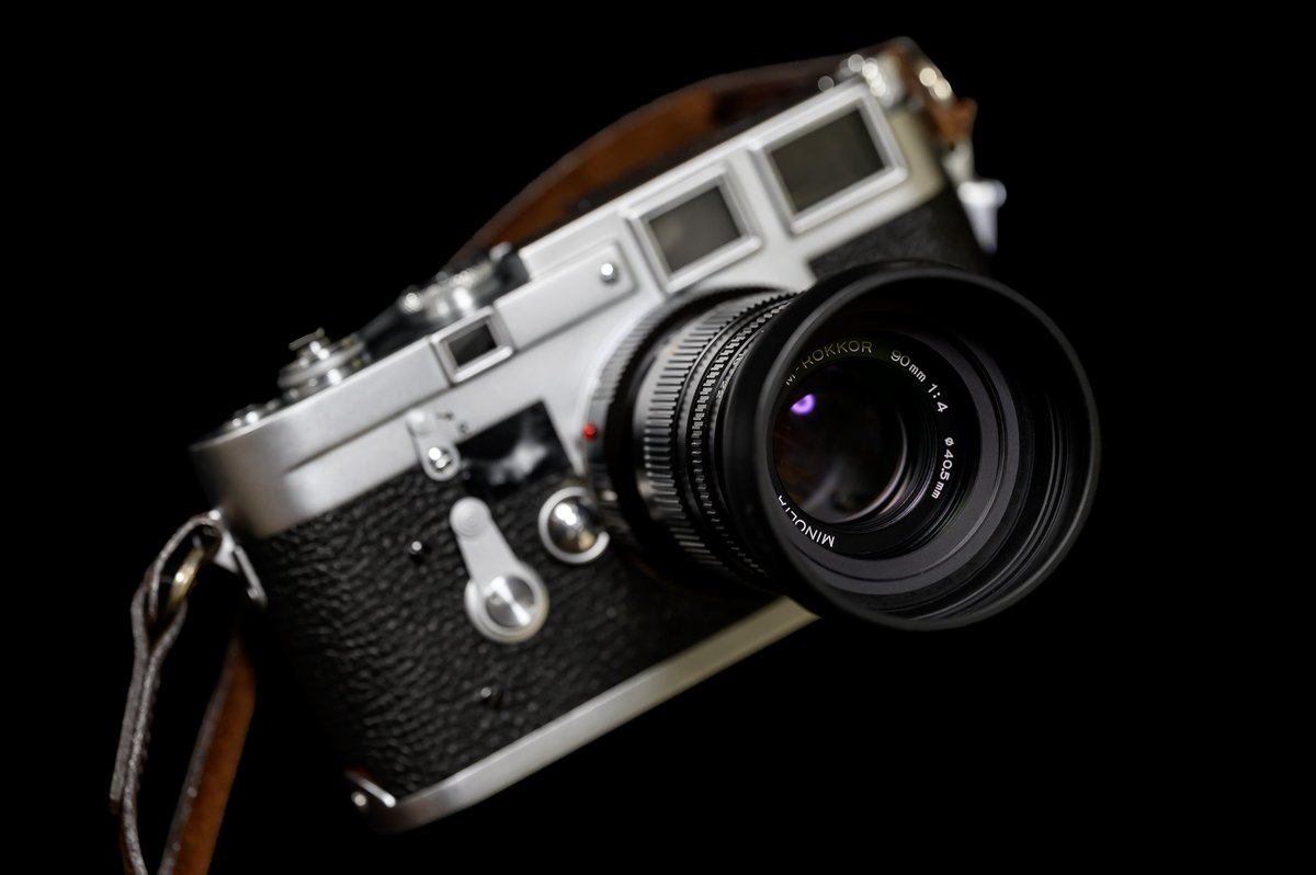 NariMurakami's tweet photo. フィルム再開して、ライカでもポートレートを撮りたいと思い、90㎜を物色。定評のあるM-ROKKOR 90㎜ f4をゲット。少々曇りありとのことでしたが、大半が表面だったので、アルコールで除去。経年相応に中も薄曇りですが、実写では特に問題なし。カビが無いのでOKです。外観は綺麗でした。 https://t.co/wkU7uxi0ih