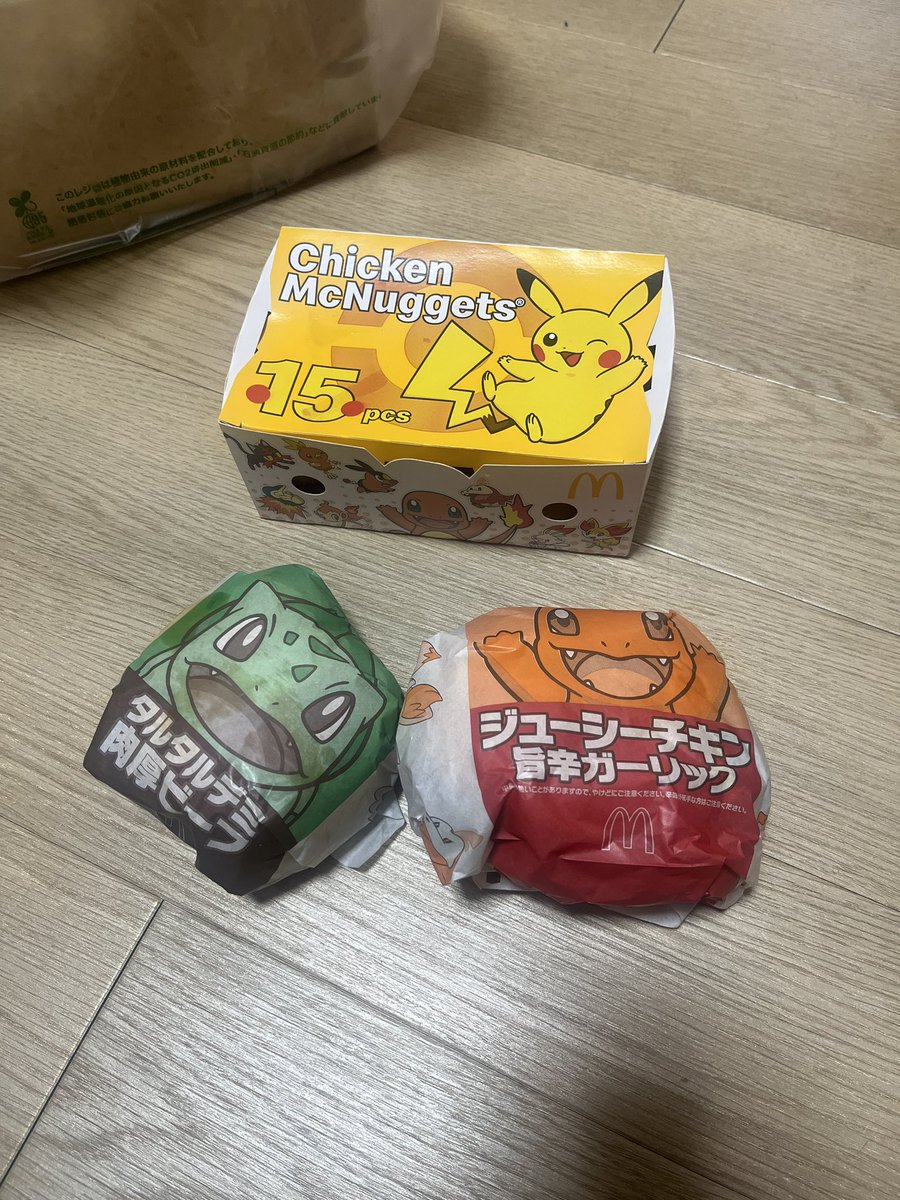 umeYK26's tweet photo. 昔はセットとか食べてたけど今はバーガー1つで限界なのに、パケにつられて昨晩買ってしまった。まだ残ってるやばい https://t.co/ZVFTaNG787