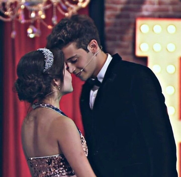 anyypayne's tweet photo. o maior erro foi achar que poderiam mexer com o casal principal da série, todo mundo já tava cansado desse triângulo amoroso, poderiam ter dado uma história diferente por simon, sem precisar afetar a relação de lutteo, oq fizeram com eles foi muito injusto

#QueremosFinalLutteo https://t.co/kTDRt5eEdz