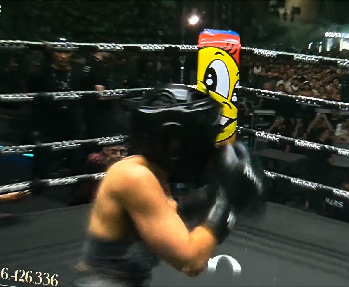 LILWILMON's tweet photo. El casco de Rivers vs el casco de Roro

#LaVeladaDelAñoVI https://t.co/PDL1HUTi8D