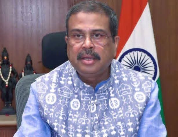 arpispeaks's tweet photo. Buddhadeb Bhattacharya did not resign after shooting people in Nandigram.

Mamata Banerjee did not resign after the R.G.Kar incident.

Rajiv Gandhi did not resign after the Bofors scandal.

Indira Gandhi did not resign after losing the election.

But Dharmendra Pradhan, after the question paper leak, resigned even after taking the re-examination, clearly, just to maintain the stability of the country.

Not everyone can take responsibility.
Not everyone can give up the illusion of power.

Dharmendra Pradhan Ji,  salute to you.