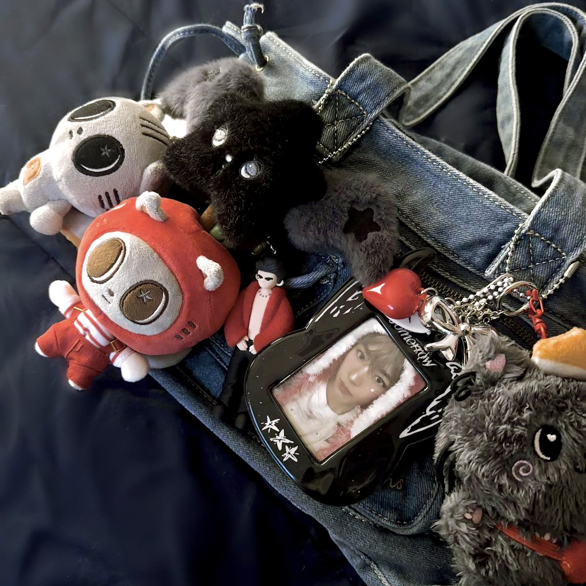callingtaehyun's tweet photo. changed my bags color scheme https://t.co/vIpCgppGbX