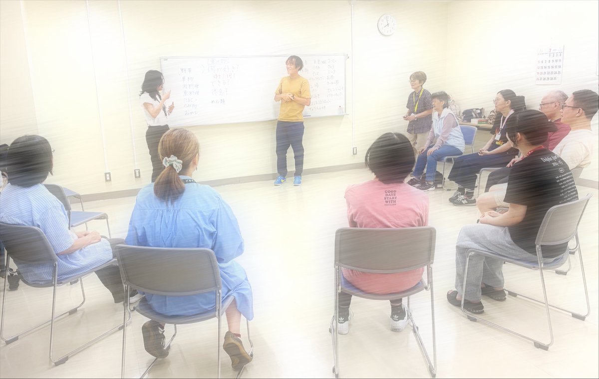 handfuna's tweet photo. 【7月25日の定例会】
中級は、絵を見てその内容・位置・特徴などを手話表現し、読み取った人がそれを絵に描くという、視覚的にとらえ伝える方法の学習！初級は、食べ物に関する手話単語を使って、ペアで会話文を考え表現する学習。聞こえない人の講評で学びを深めました。
#手の会　#船橋手話サークル https://t.co/JNBdZZmIUg