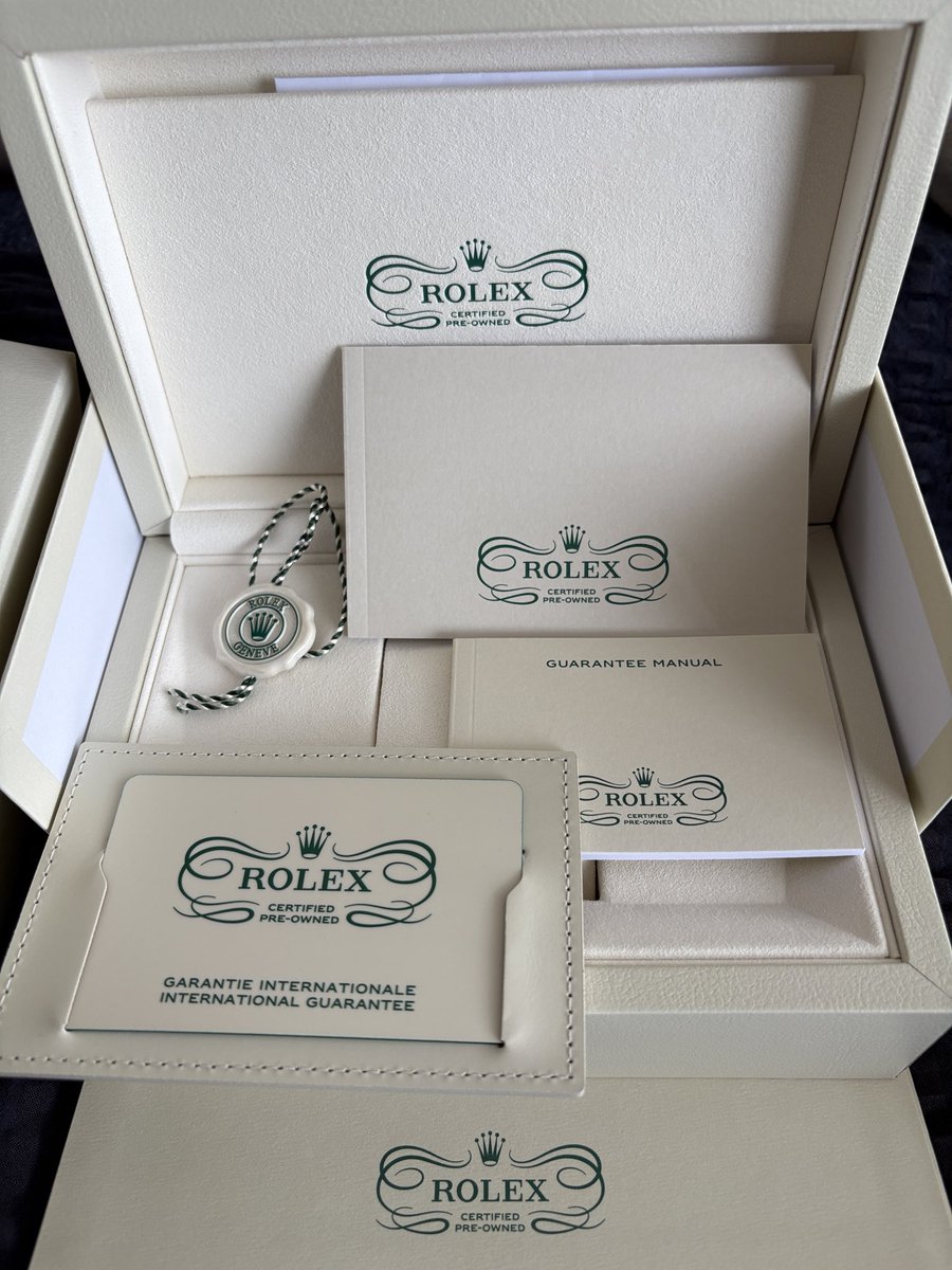 grx133grmn's tweet photo. 認定中古、RCPOの付属品。
ギャラは世界の店舗で保証あり。
ケースは緑より微妙に小さい。
ニンニンでござる!
ニンニンニンニン服部君
#ROLEX #RCPO #認定中古 #Daytona https://t.co/Y8N7rJfpEa