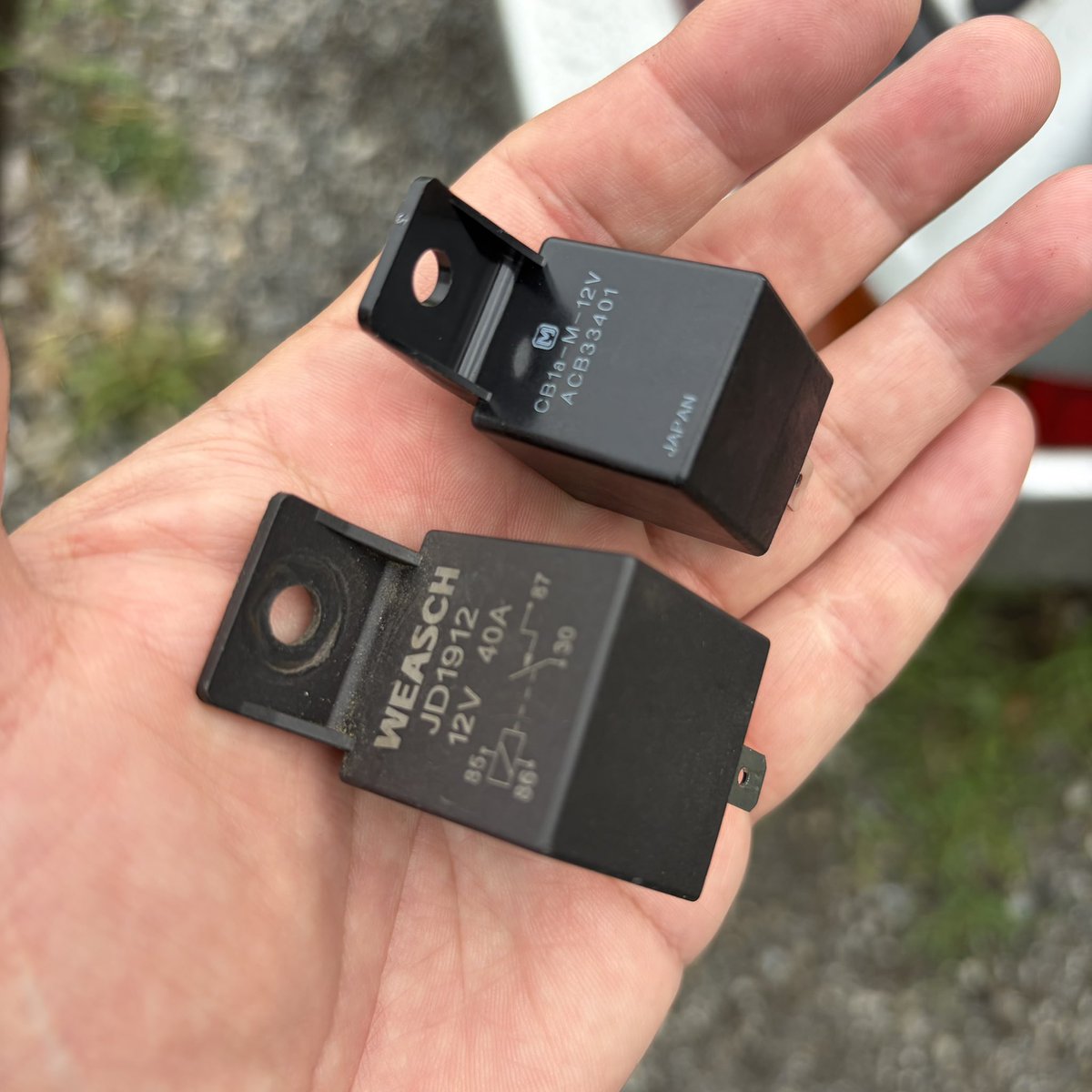 y_mod3's tweet photo. 対策その2
原因だったCDIのIG電源用リレーは高容量を必要としないので不要と判断して廃止

他の場所にも使用していた格安リレーも全部、信頼性のある日本製リレーに交換しました
JD1912/14 → CB1(A)-M-12V https://t.co/snNaMsHCIf