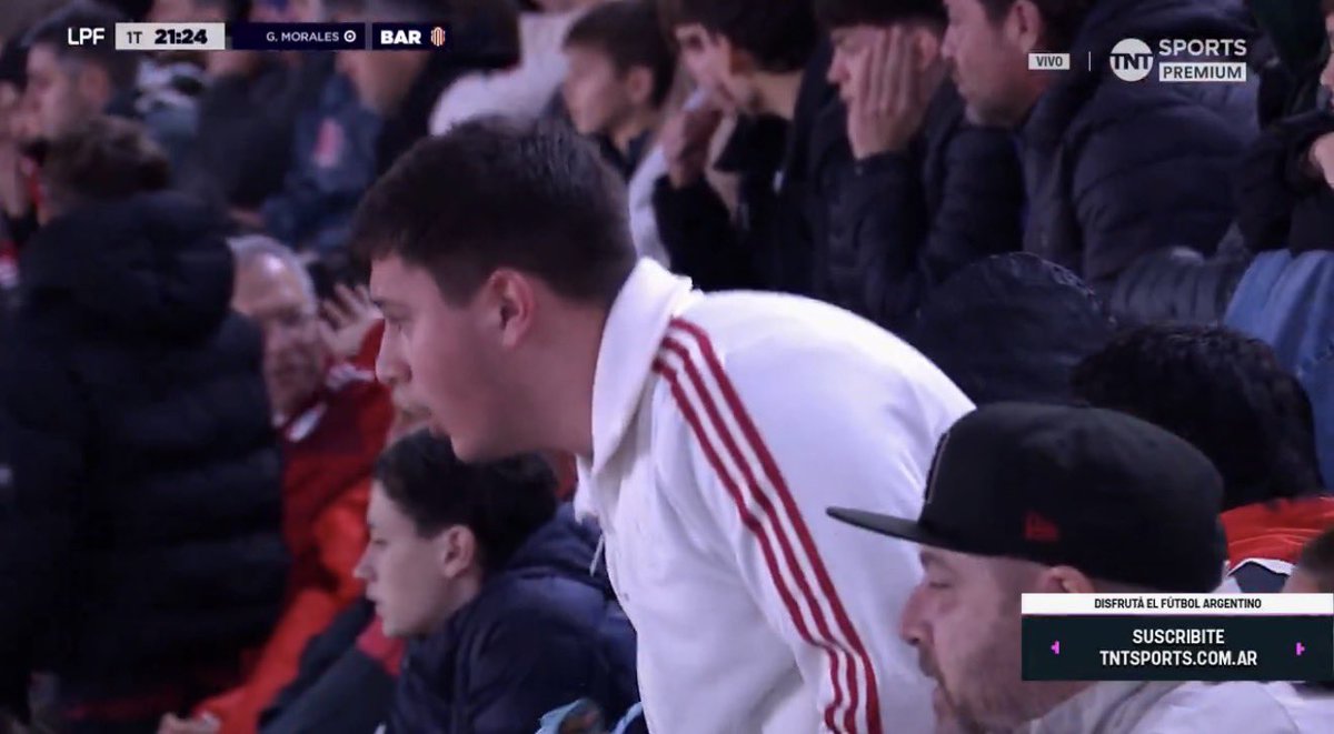 espacioazulyoro's tweet photo. Estamos asistiendo a una de las épocas más oscuras de la historia de River y hay que disfrutarlo como nunca. 

Pierden todos los partidos, hacen mercados de pases de mierda, tienen a un inexperto de presidente, trajeron al Sapo, se lo garchó el Sifón, lo rajaron como un perro, llegó Pechacho, se lo garchó el Sifón y ahora lo quieren rajar jajajaja qué momento para estar vivo