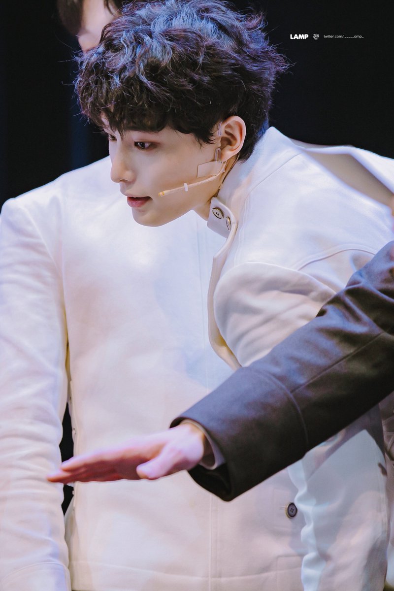 l_____amp_'s tweet photo. 260725 비더슈탄트 커튼콜, 무대 인사
#김도민 재스퍼 뮬러 https://t.co/XZzjprEzzl
