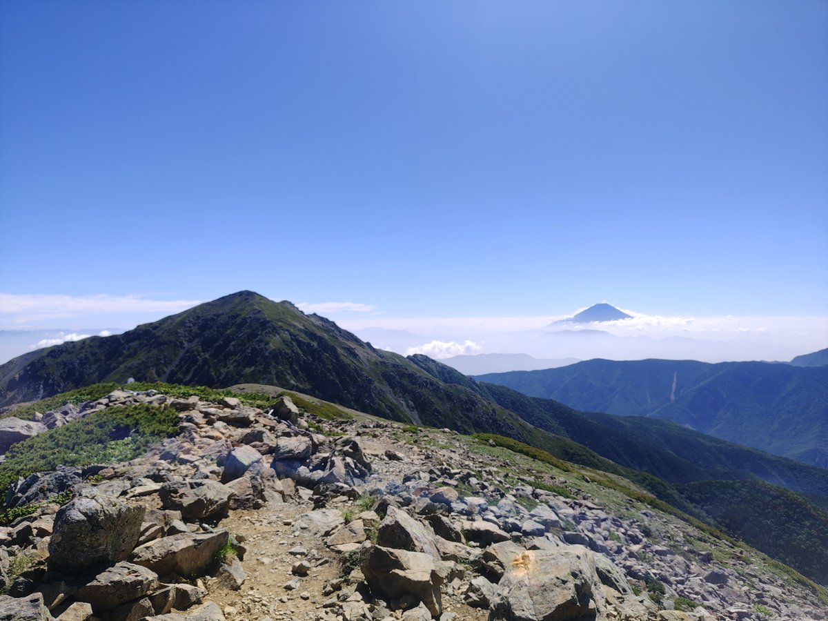 bumomo's tweet photo. 稜線に復帰。荒川中岳
#ひなたなのだ
#チェキ登山 https://t.co/13VMDWjPul