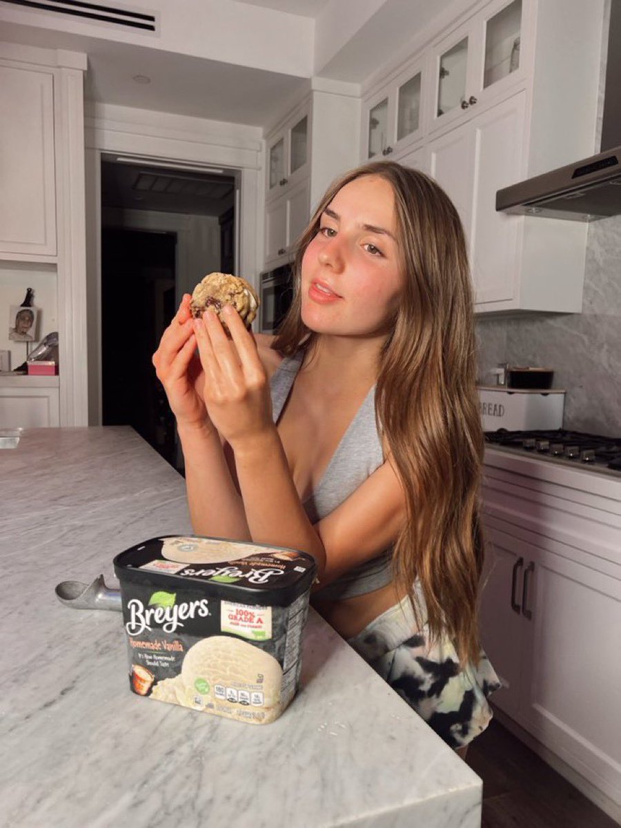PiperPrivate01's tweet photo. midnight munchies 🍦🍪 https://t.co/odj6dEBUVl https://t.co/VhEvbEWoIm