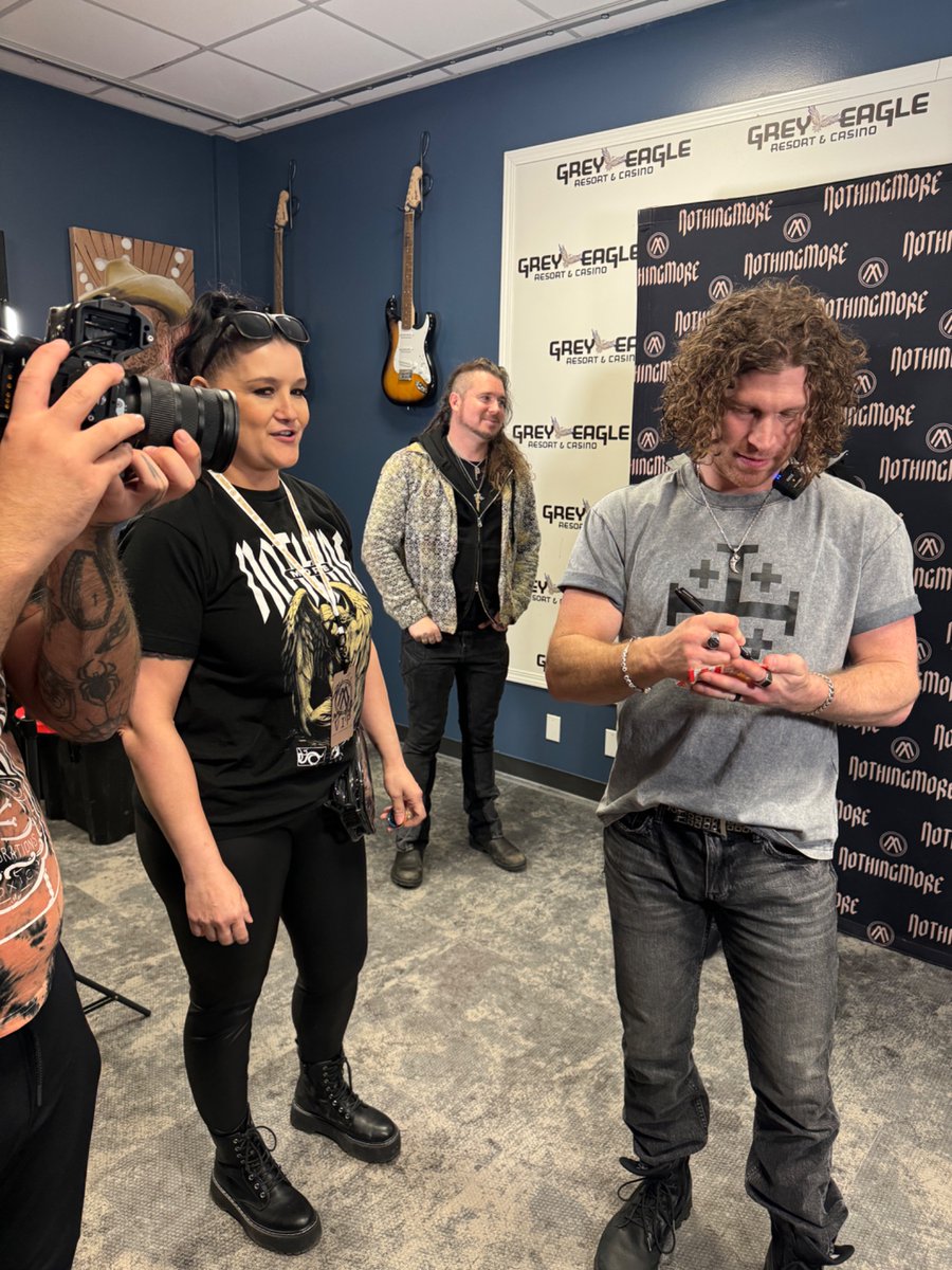 JuliSchultz's tweet photo. Two of my favorite things. @nothingmorerock @Jonnyhawkins signing my @CheeziesHawkins 😂🎶 https://t.co/rz204nvjSv