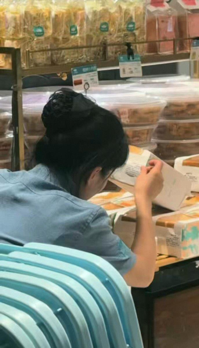 fukusun2113's tweet photo. 刚刚，内地一面包店，店员把7月25日的标签撕掉，换上7月26日的标签，准备一会儿开门时欺骗消费者。 https://t.co/kbFTp2nJSb