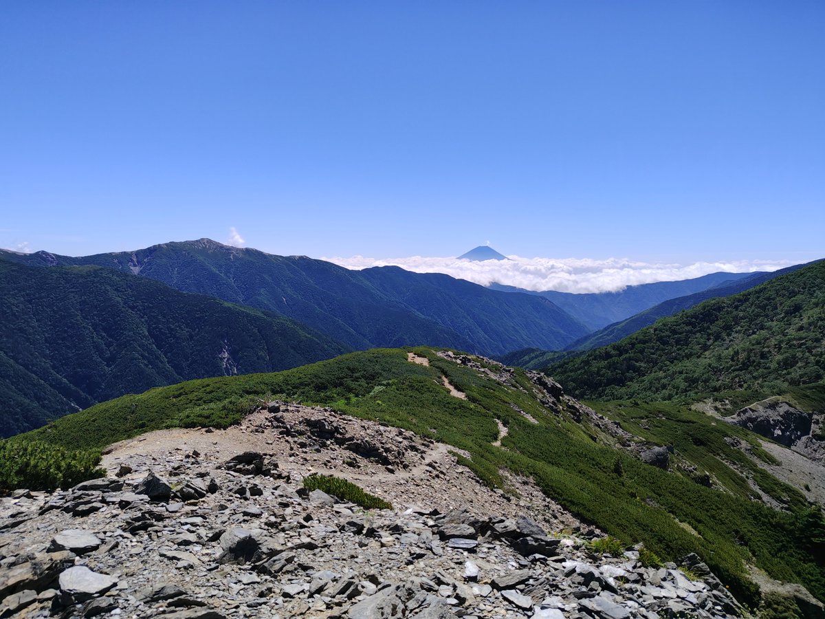 bumomo's tweet photo. 今回の山行最後のピーク烏帽子岳
#ひなたなのだ
#チェキ登山 https://t.co/b1cQWAenMG