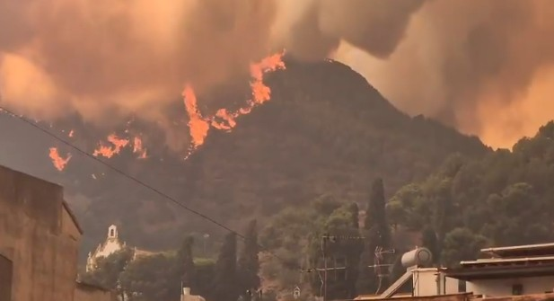Talent_Valencia's tweet photo. ⚠️ La Colònia Sant Antoni (barri Texas de la Vall d'Uixó) també està siguent evacuada ara mateix

Es un puto desastre. He llegit per ací que 'tota la munt. Zamora s'ha perdut'. No m'ho imagine. Zones, arbres, animals, tot a la merda. #IFLaVallDUixó. Preguem que demà s'acabe.🖤 https://t.co/PBm4l00jKY