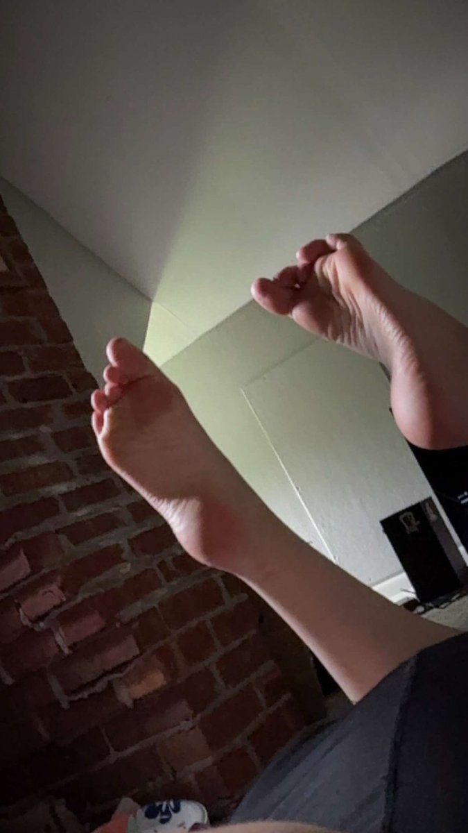 FootGirlveno's tweet photo. @FeetFinder https://t.co/FJheM1Nncu