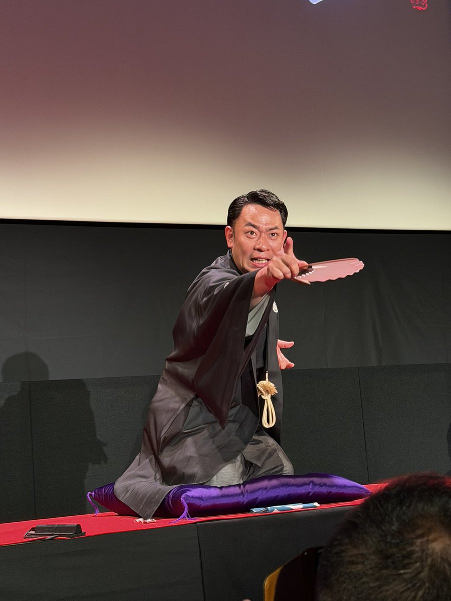 Dmc3Selfish's tweet photo. 全公演2列目に座れて
1公演目は右側から、2公演目は左側
3公演目は真正面から
図らずも全方向から城谷さんを堪能できて最高な二日間だった
2公演目終わった後に彼女の花摘み待ちしてたら楽屋(？)に移動する城谷さんに会えて少しではあるけども会話できて握手までしてもらえたの嬉し過ぎて…

#全心全霊 https://t.co/a2dDQvkF7k