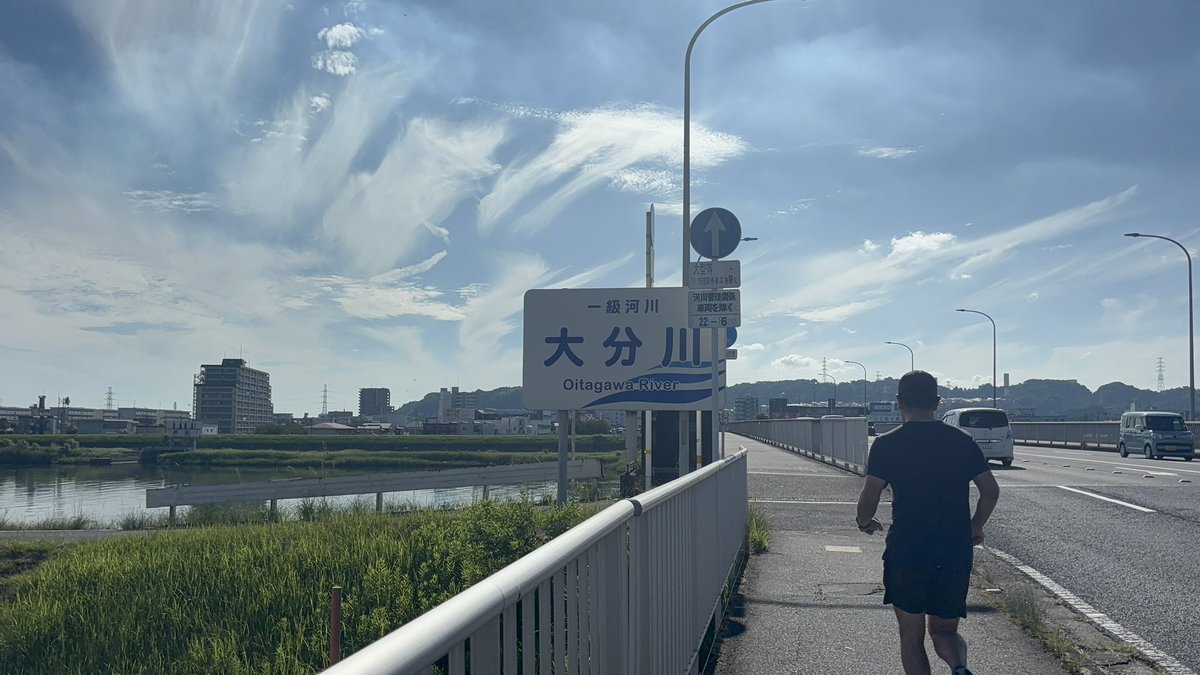 buzzritai_are's tweet photo. 九州で1番アツいサポがいるのが大分だと思ってるんやけどスタジアムまでの導線に思ったほどトリニータ色がなかった🐢
ノボリとかポスターとかも！
(試合日じゃないからかな？)
逆に凄い⚽️

次は繁華街とか郊外を調べてみよう👀 https://t.co/zbtQeznXnG